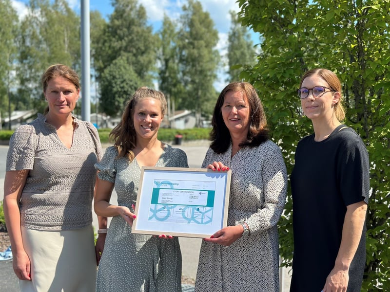 GoodShipping diploma beeing received by Bufab colleagues